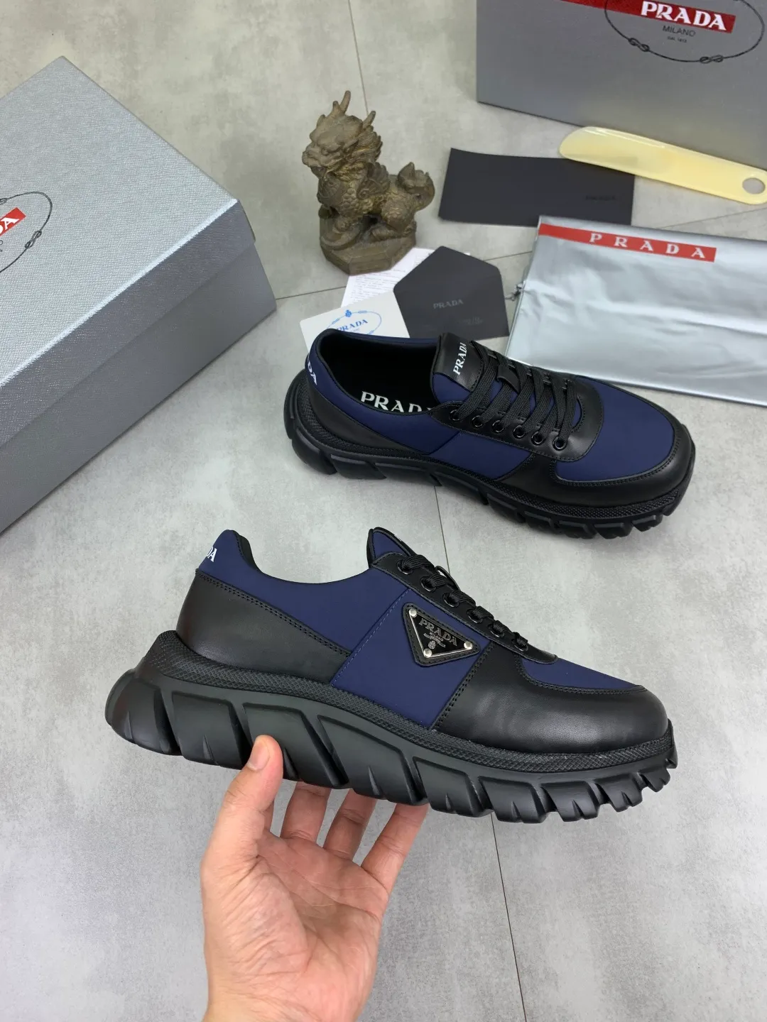 Men's men's shoes 💰P560💰[New style] High version official website popular models are on the market, 🆘 Classic popular models (Prada) are the main popular models, avant-garde and versatile fashion men's shoes private version mold opening, cowhide surface splicing 1:1.. Fashionable and simple, original imported cowhide lining cowhide feet; the atmosphere and personality are more fashionable, eye-catching and pursuing class. It will subvert the old idea and be a must-have for fashion trendsetters with you! Must keep it for yourself! Tall and comfortable, large and low, high-end quality workmanship. Code number: 38-44 (45 46 customized) 4️⃣ colors available.